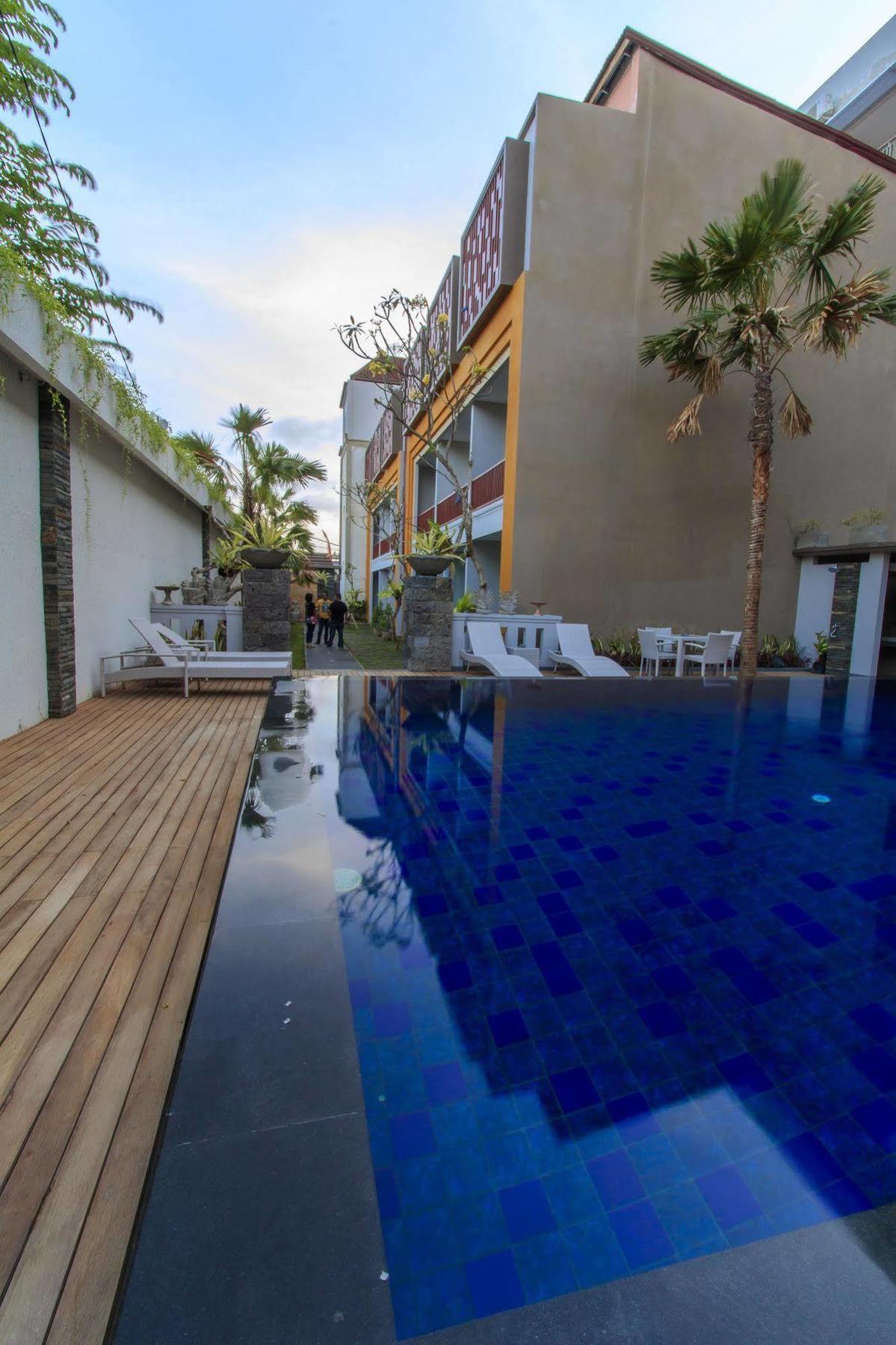 Transera Kamini Legian Hotel Exterior foto